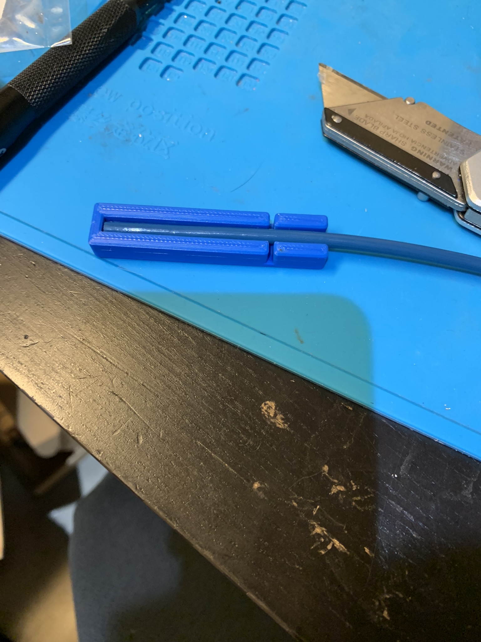 Cutting a bowden tube to the right length using printed jig